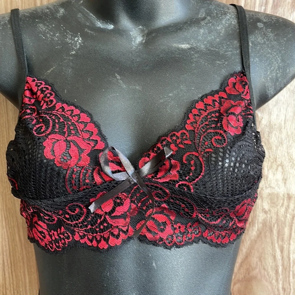 New without tags Elegant Lace Lingerie Set - Black and Red small